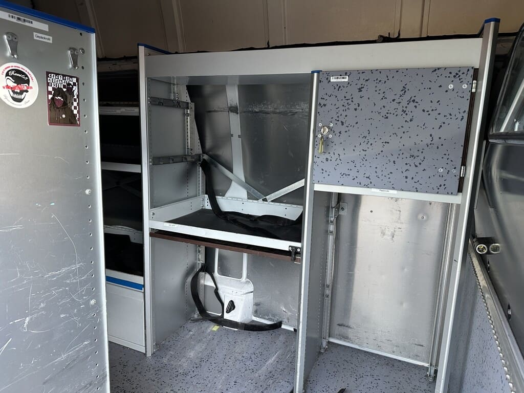 2 Sortimo mit Schliessfach mit zwei Schlüssel im Gestell