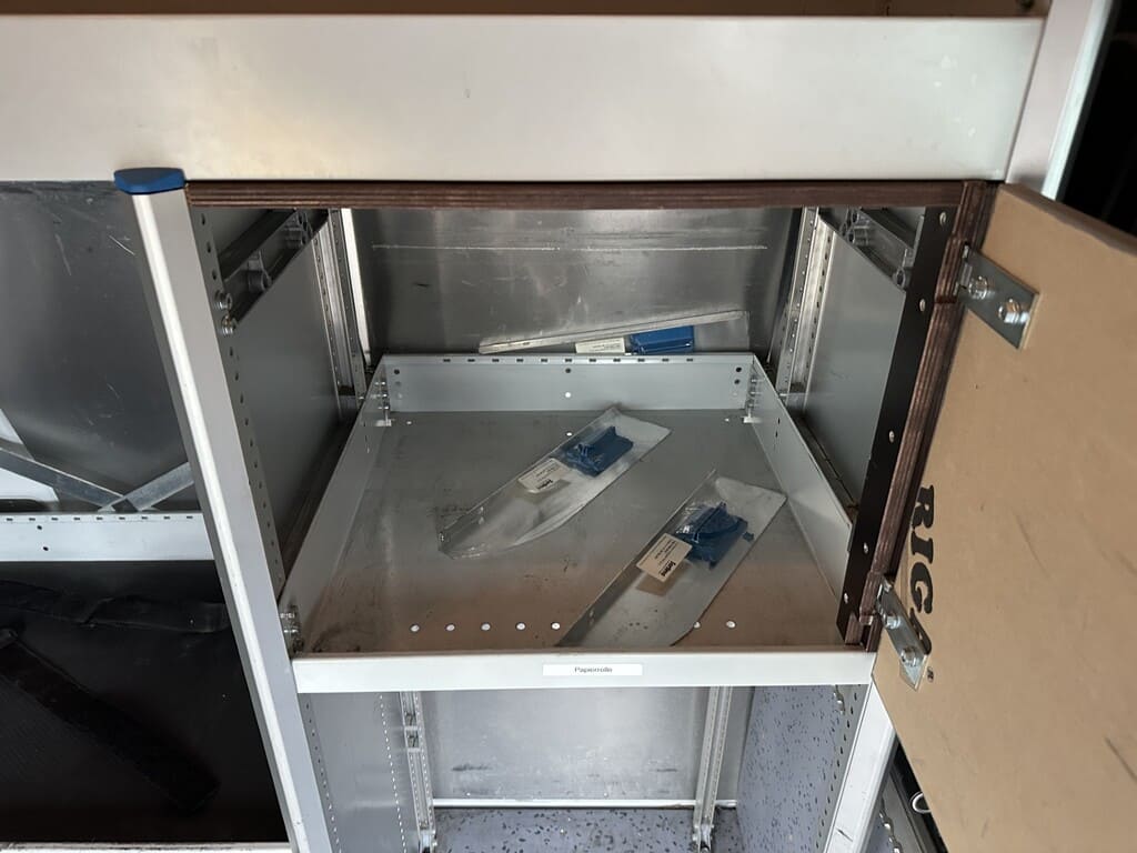 2 Sortimo mit Schliessfach mit zwei Schlüssel im Gestell