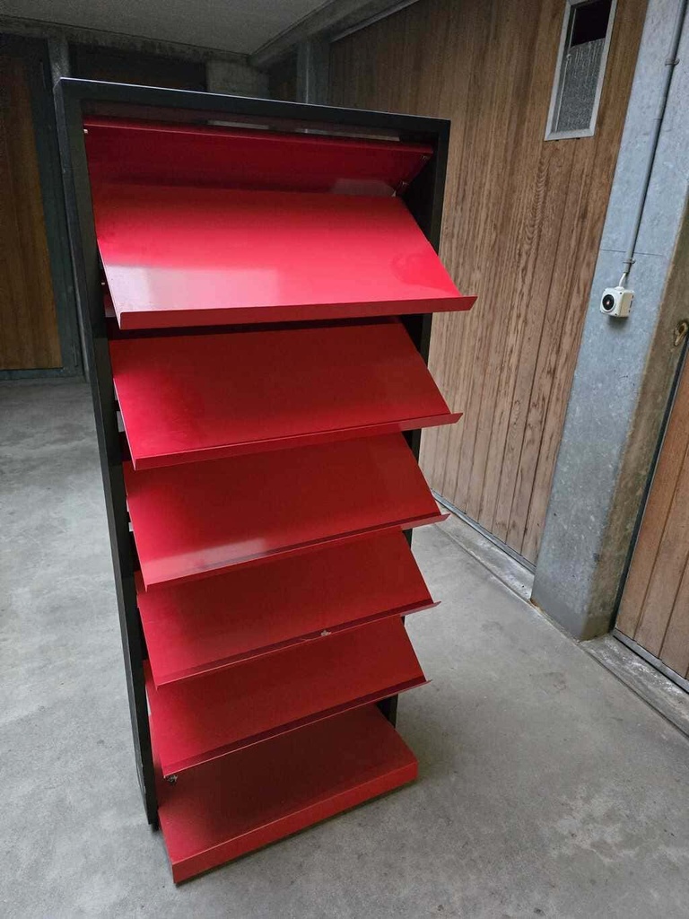 Flyerregal mit schrägen Ablageflächen