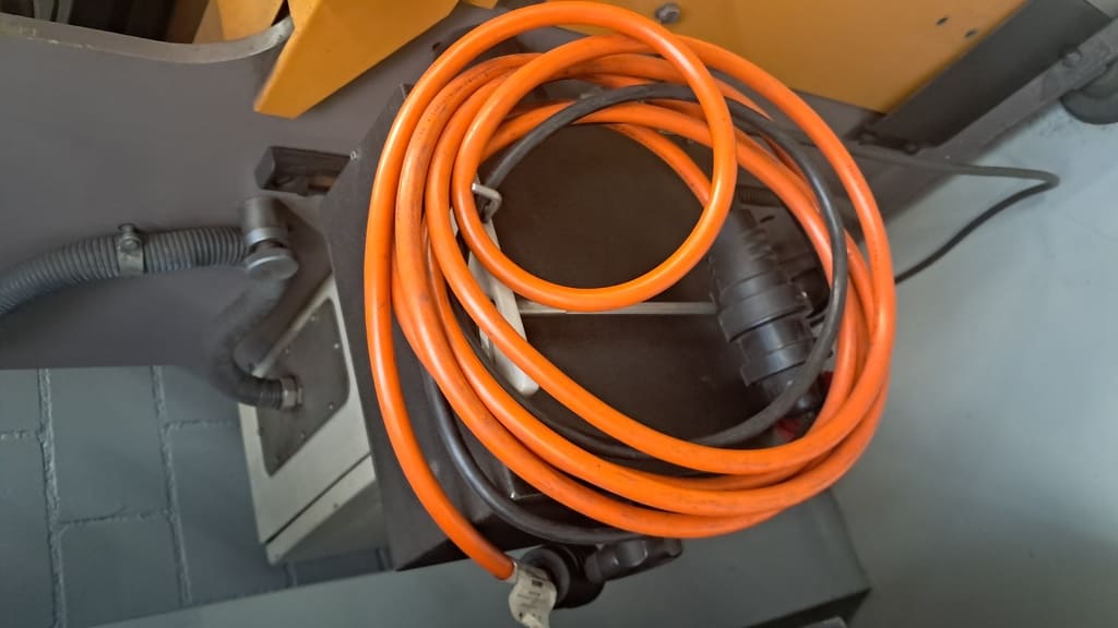 CNC-Abkantpresse inkl. Matrizen und Bedienungsanleitung