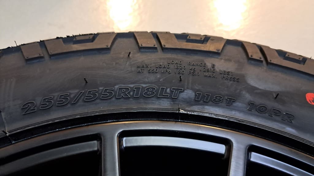 Radsatz Cooper Discoverer AT3 255/55R18 für Ford Tourneo Custom