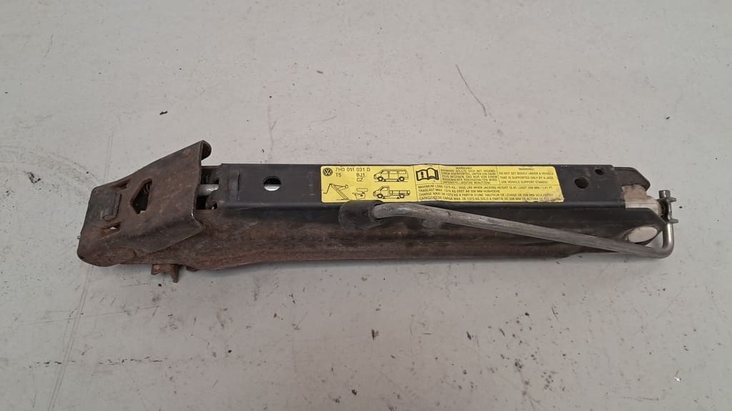 Bordwerkzeug inkl. Wagenheber und Abschleppöse für VW T5/T6