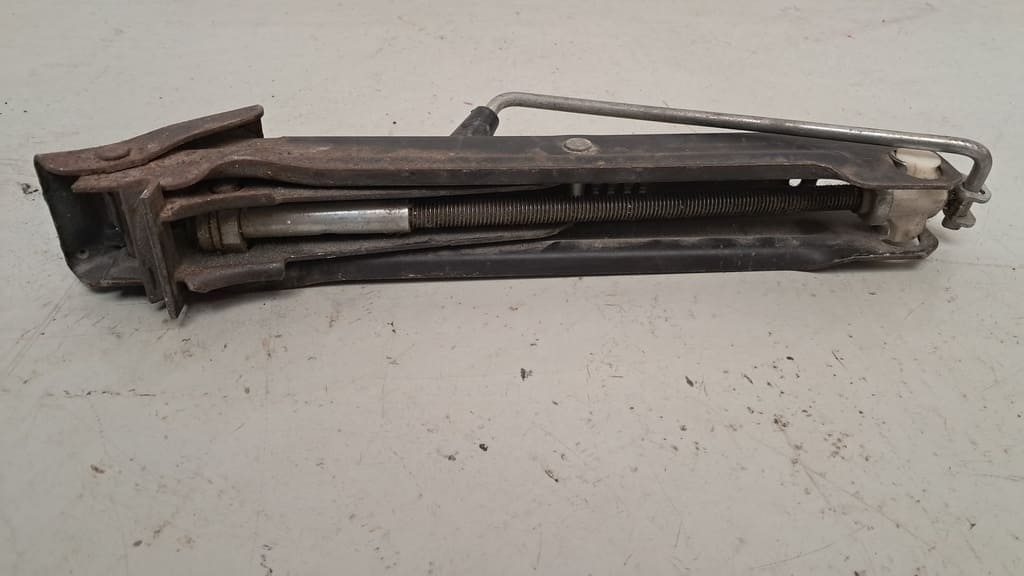 Bordwerkzeug inkl. Wagenheber und Abschleppöse für VW T5/T6