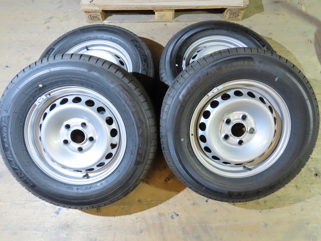 Radsatz Falken Linam Van01 235/65R16C für VW Crafter (Sommer)-Occasion