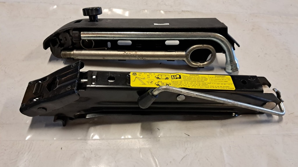 Originaler Wagenheber Pannenset Bordwerkzeug VW T5/T6 Transporter 7E8 011 031-Occasion