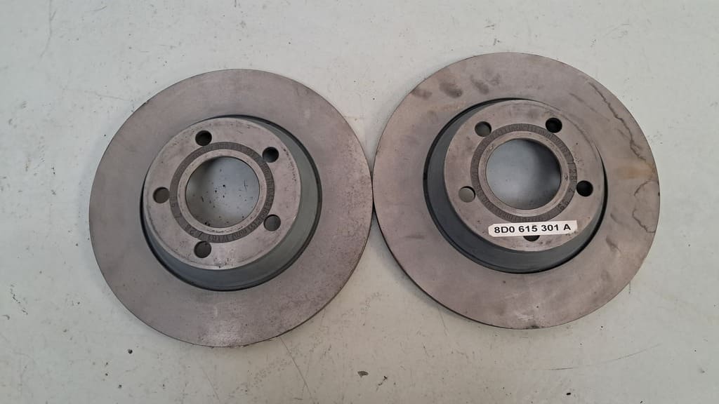 2 originale Bremsscheiben (8D0615301A) Audi A4 B5 / A4 B5 Avant- Occasion