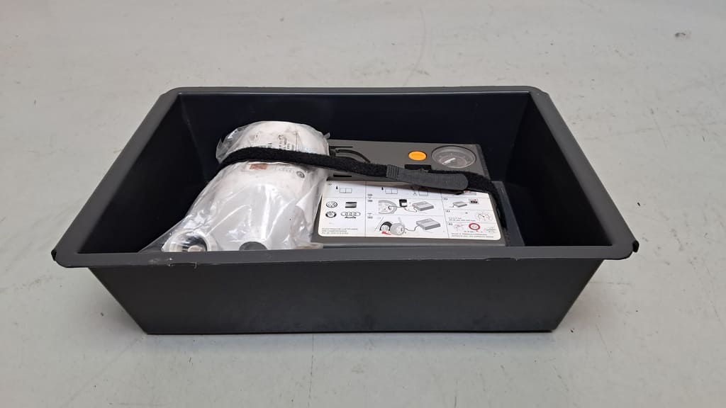 Reifenpannenset inkl. Aufbewahrungsbox (unter Fahrersitz)